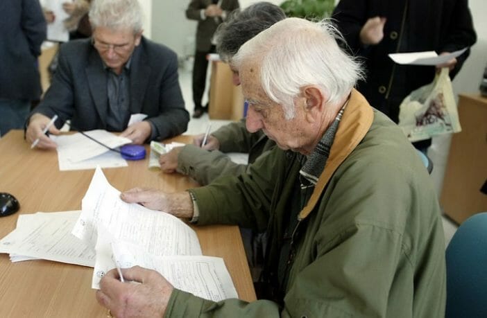  Η ΑΑΔΕ έστειλε σωρηδόν χρεωστικά στους συνταξιούχους – Απίστευτη ταλαιπωρία και ουρές στις ΔΟΥ