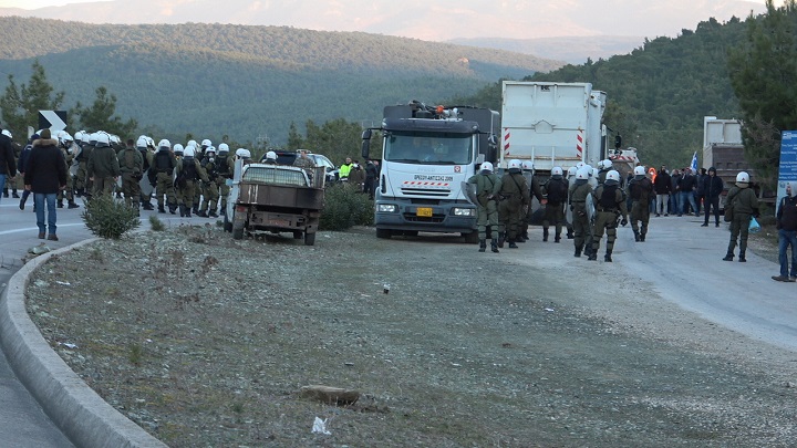  Έκρυθμη η κατάσταση σε Χίο και Λέσβο – Έστησαν οδοφράγματα οι κάτοικοι- Επίθεση των ΜΑΤ με χημικά (vid)