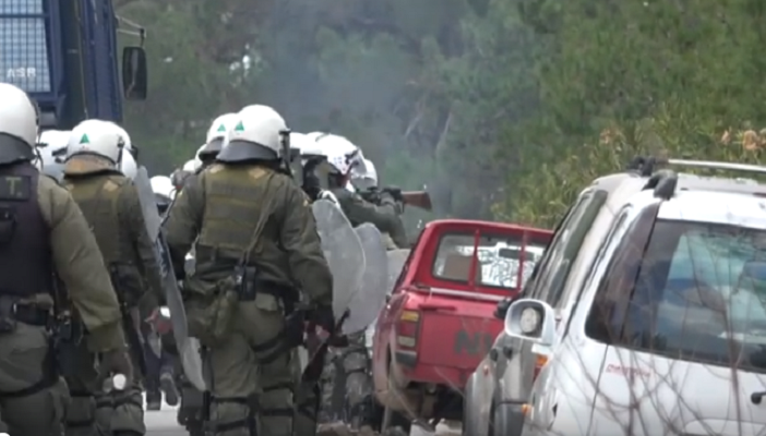  Βίντεο ντοκουμέντο: Η στιγμή που δυνάμεις των ΜΑΤ σπάνε αυτοκίνητα – “Έβριζαν χυδαία τους νησιώτες” (vid)