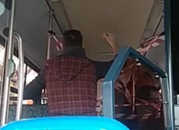  Οδηγός λεωφορείου κατσαδιάζει επιβάτες: “Είμαστε υγειονομική βόμβα, δεν μπαίνουμε για βόλτα” (Video)