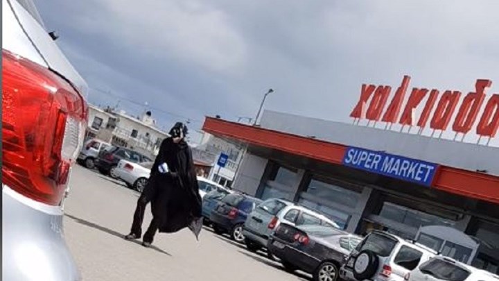  Θεός: Πήγε σε σούπερ μάρκετ ντυμένος Darth Vader (vid)