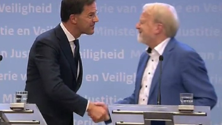  Σούπερ… γκάφα από τον Ολλανδό πρωθυπουργό για τις χειραψίες (vid)