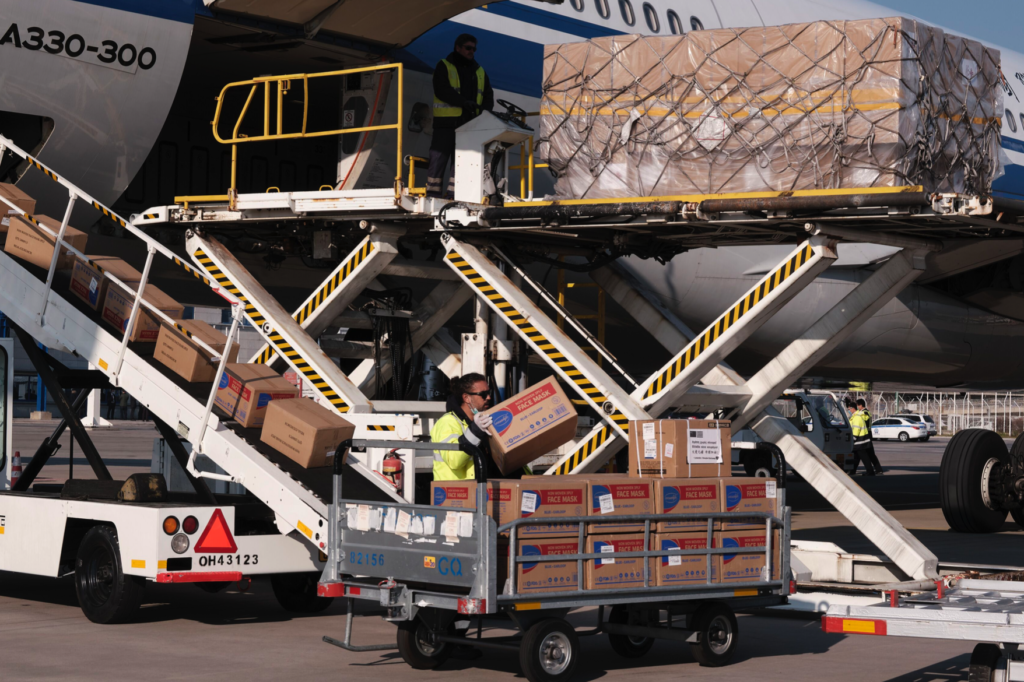 Αποστολή από την Κίνα: 500.000 μάσκες και άλλα ιατρικά είδη (εικόνες) 4 Screenshot 2020 03 21 at 9.44.14 AM