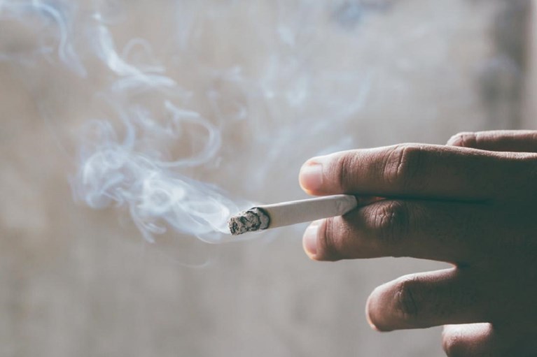  Προειδοποίηση Μπεχράκη: Ο κοροναϊός μεταδίδεται και από το τσιγάρο