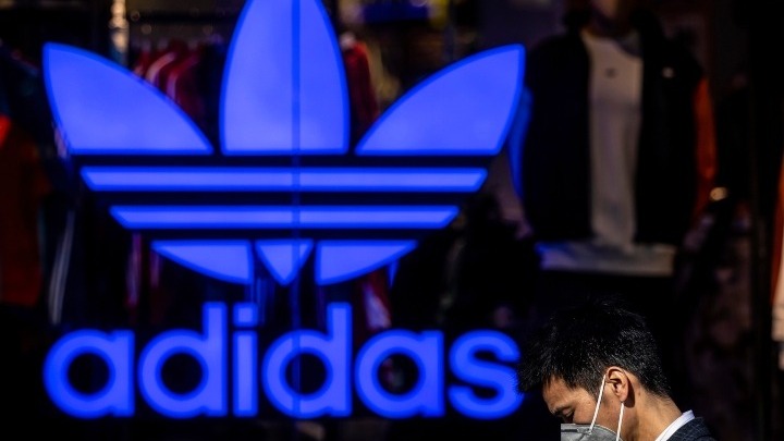  Κλείνει καταστήματα και η Adidas