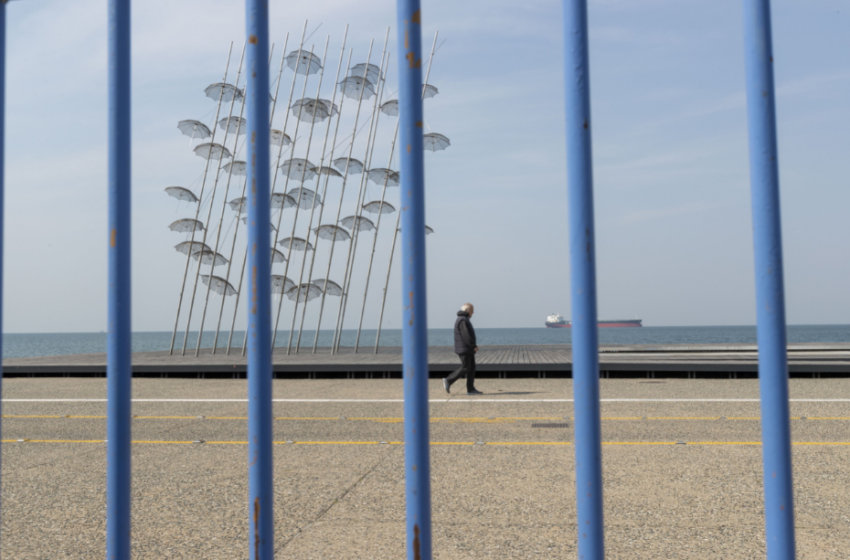  Ξεκίνησε η απαγόρευση κυκλοφορίας στη Νέα Παραλία