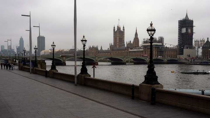  Πρωτόγνωρες καταστάσεις στο Λονδίνο – Σηκώνεται η κρεμαστή γέφυρα και κλείνει ο Πύργος