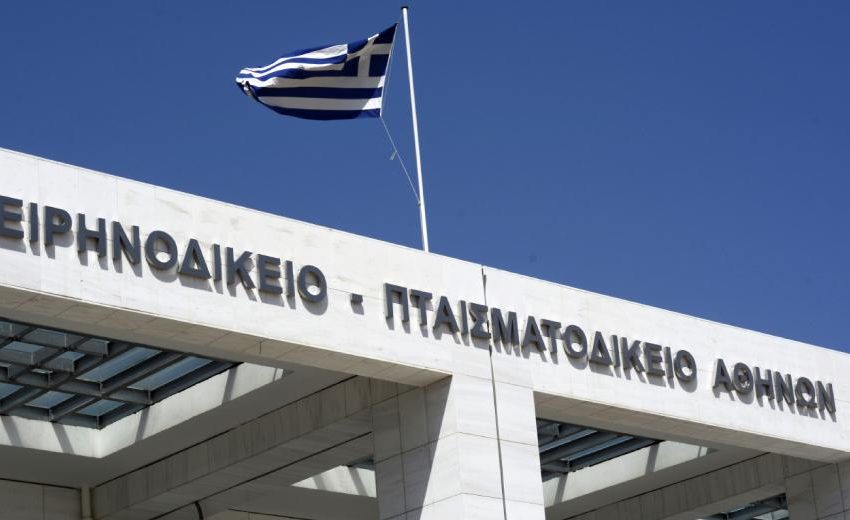  Υπό έλεγχο η φωτιά στο Ειρηνοδικείο Αθηνών