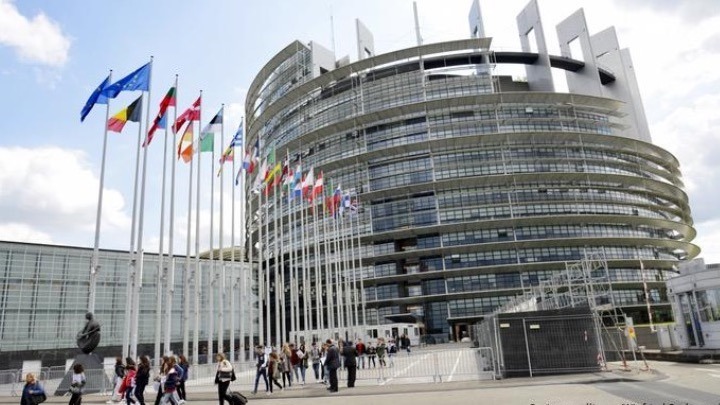  Παρέμβαση οπαδών του ΠΑΟΚ έξω από το Ευρωκοινοβούλιο για τα Τέμπη