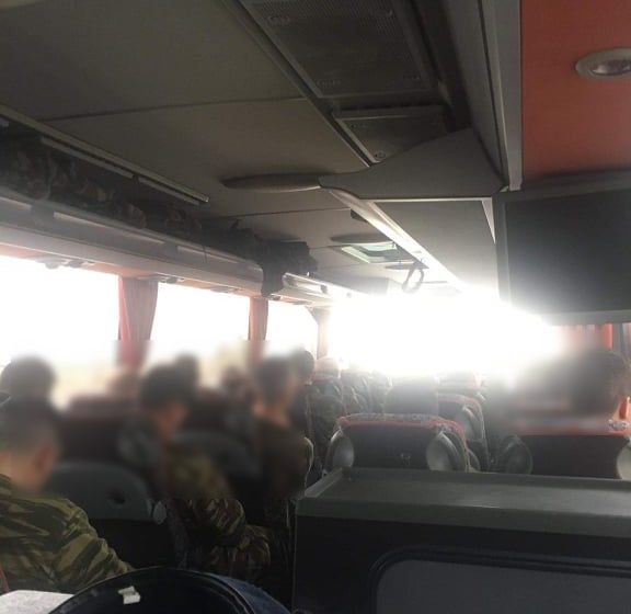  Στρατιώτες χωρίς μέτρα προστασίας στοιβαγμένοι σε λεωφορείο για τον ‘Εβρο
