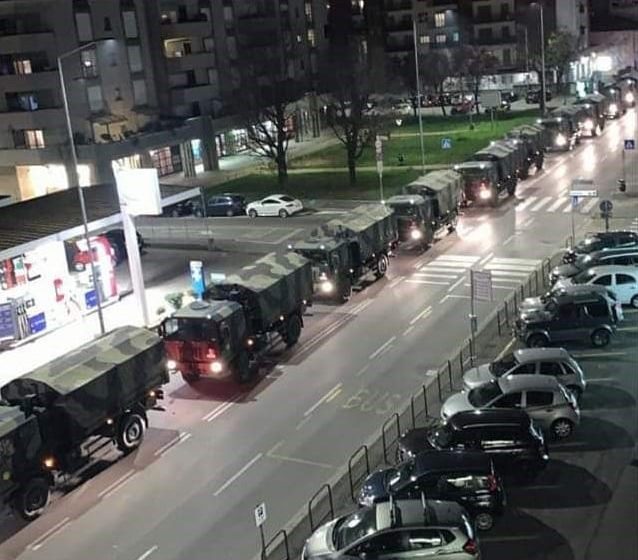  La Repubblica: Συγκλονιστικές εικόνες – Στρατιωτικά οχήματα μεταφέρουν τους δεκάδες νεκρούς