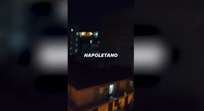  Όλη η Νάπολη στα μπαλκόνια τραγουδάει τον Εθνικό ύμνο