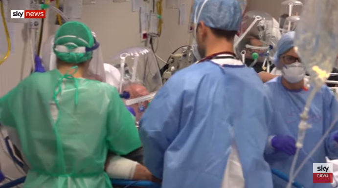  Sky News: Rεπορτάζ σε νοσοκομείο στο Μπέργκαμο – Γιατροί προσπαθούν να σώσουν ασθενή (vid)