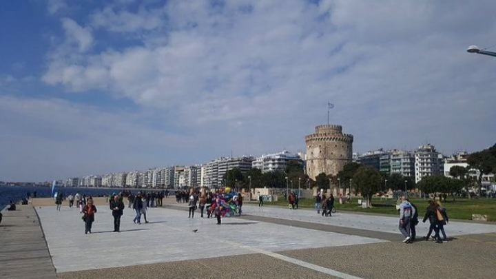  Δεν “μένει σπίτι” η Θεσσαλονίκη – Γεμάτη κόσμο η παραλία