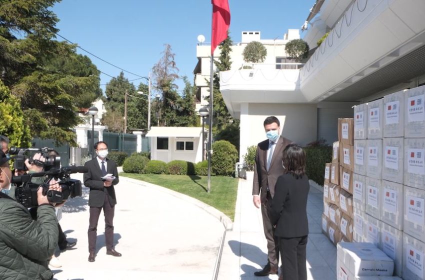  Κοροναϊός: 50.000 μάσκες παρέδωσε η πρεσβεία της Κίνας στην Ελλάδα