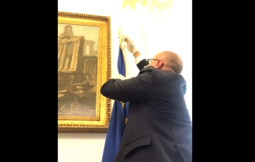  Ο αντιπρόεδρος της ιταλικής βουλής κατέβασε τη σημαία της Ευρωπαϊκής Ένωσης (vid)