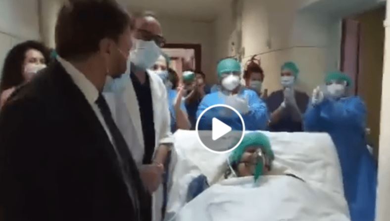  Συγκίνηση στην Κρήτη: Με χειροκροτήματα βγήκε από τη ΜΕΘ η ασθενής με κοροναϊό (vid)