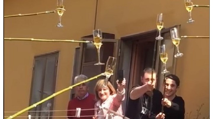  Viral: Τσούγκρισαν τα ποτήρια τους… από τα μπαλκόνια (vid)