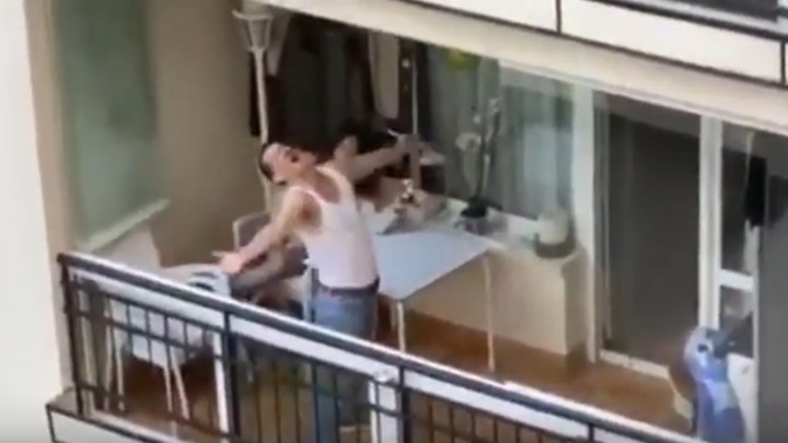  Viral ο Ισπανός… Φρέντι Μέρκιουρι που χορεύει με τη σκούπα στο μπαλκόνι (βίντεο)