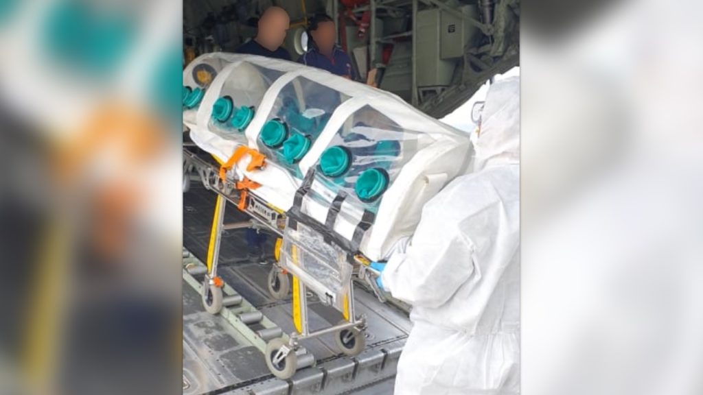 Mεταφορά 39χρονου με κάψουλα αρνητικής πίεσης - Τρομερές εικόνες (vid) 3 2 12