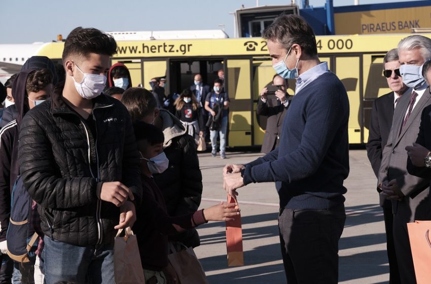 Ο Κυρ. Μητσοτάκης αποχαιρέτησε με δώρα τα 50 προσφυγόπουλα που αναχώρησαν για Γερμανία (εικόνες)
