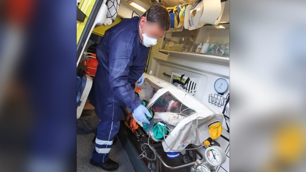 Mεταφορά 39χρονου με κάψουλα αρνητικής πίεσης - Τρομερές εικόνες (vid) 4 3 6