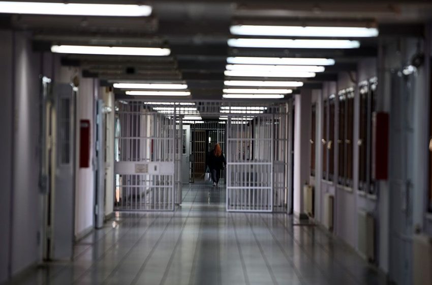  Φωνή απόγνωσης κρατούμενης στις φυλακές Θήβας – “Πρέπει να αποσυμφορηθούν τώρα” (vid)