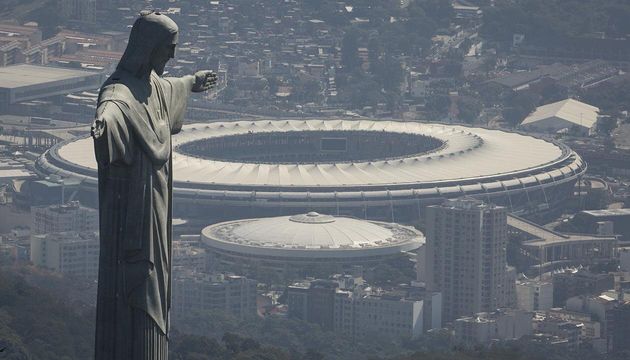  Το άγαλμα του Ιησού στο Ρίο “ντύθηκε” γιατρός