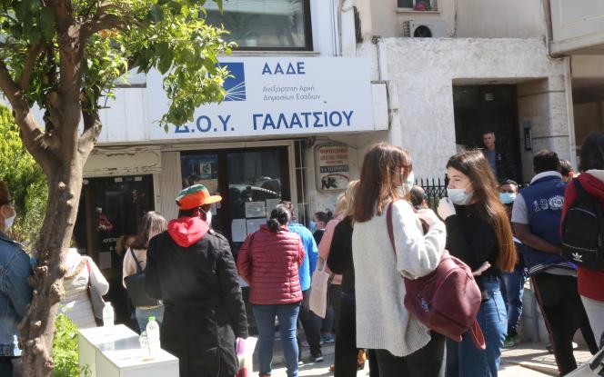  Ουρές σε Εφορία για έναν… κωδικό για το επίδομα των 800€ (εικόνες)