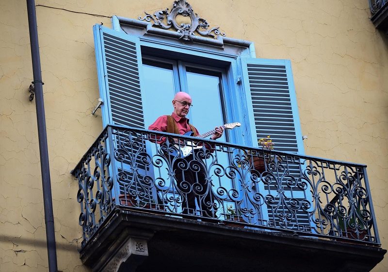  Οι Ιταλοί δεν τραγουδούν πια στα μπαλκόνια, δεν έχουν να φάνε