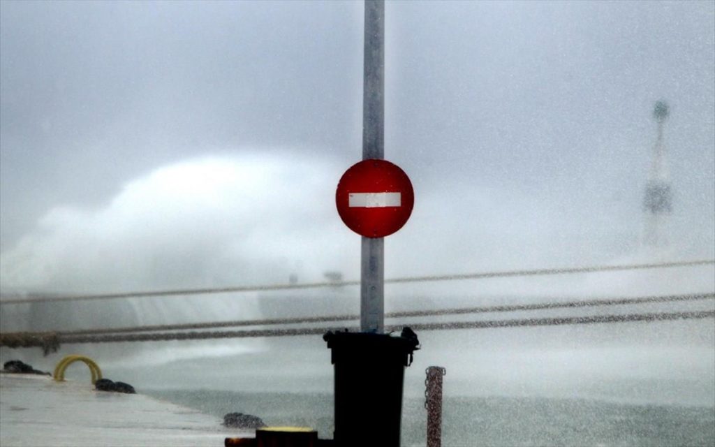 limani peiraia ploia apagoreutiko anemoi kakokairia rafina 1