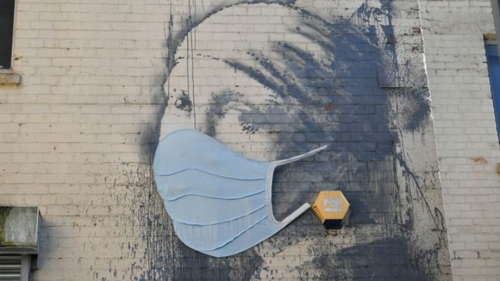  O Banksy “φόρεσε” μάσκα στο “Κορίτσι με το τρυπημένο τύμπανο”