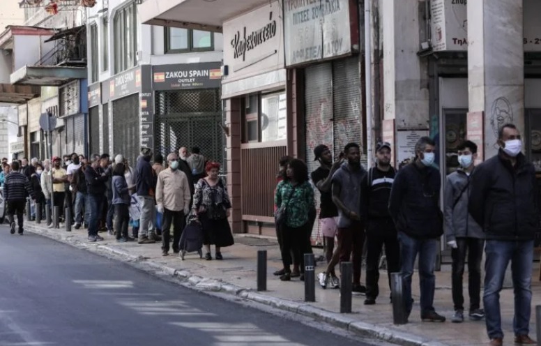  Ουρές έξω από σούπερ μάρκετ για το πασχαλινό τραπέζι (vid)