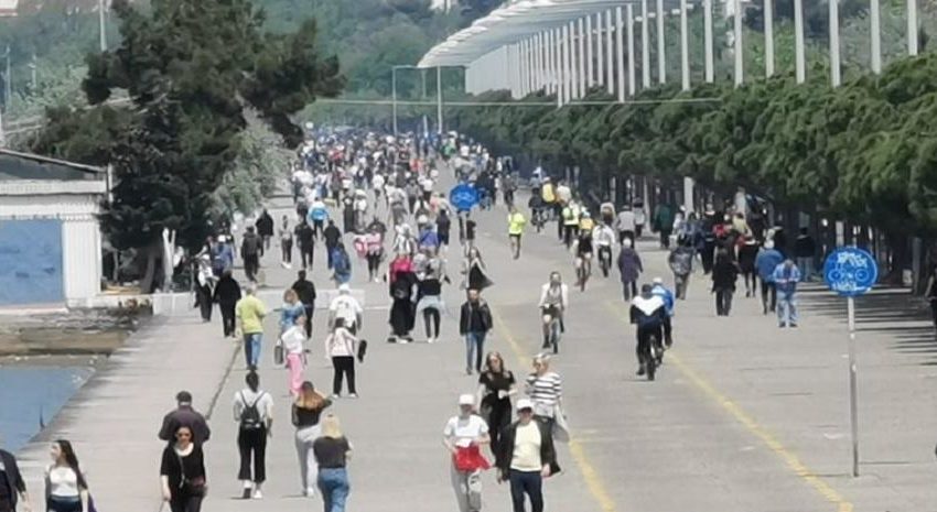  H Θεσσαλονίκη… το ρίχνει έξω – Γεμάτη κόσμο η Νέα Παραλία (vid)