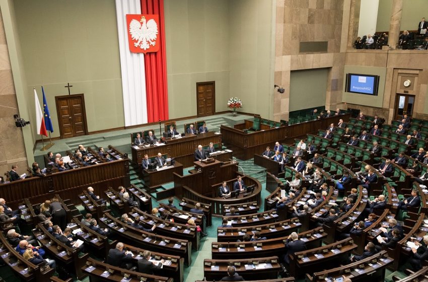  Κυρώσεις στην Πολωνία δρομολογεί η Κομισιόν για το δικαστικό σύστημα