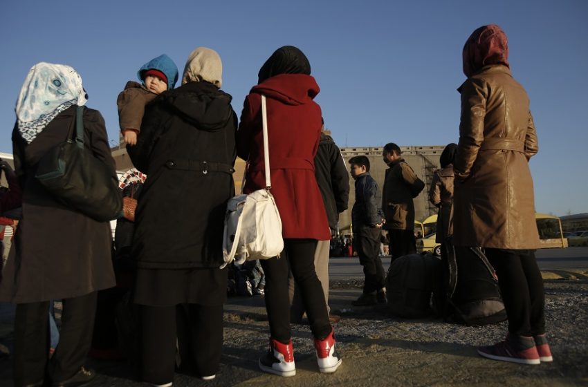  Νέος συναγερμός στα σύνορα: Συγκέντρωση προσφύγων στα τουρκικά παράλια – Πληροφορίες ότι ήταν σε καραντίνα για κοροναϊό