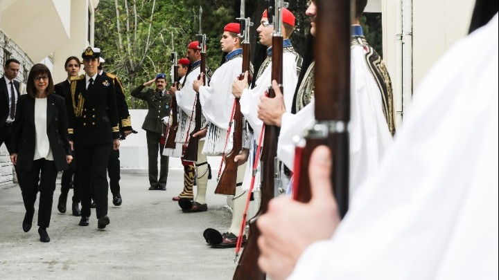  Η Πρόεδρος της Δημοκρατίας επισκέφθηκε την Προεδρική Φρουρά