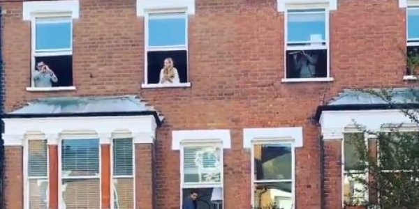  Απολαυστικό βίντεο από το Λονδίνο: Βγήκαν στα παράθυρα και έπαιξαν το “Ρομαίος και Ιουλιέτα” του Σαίξπηρ