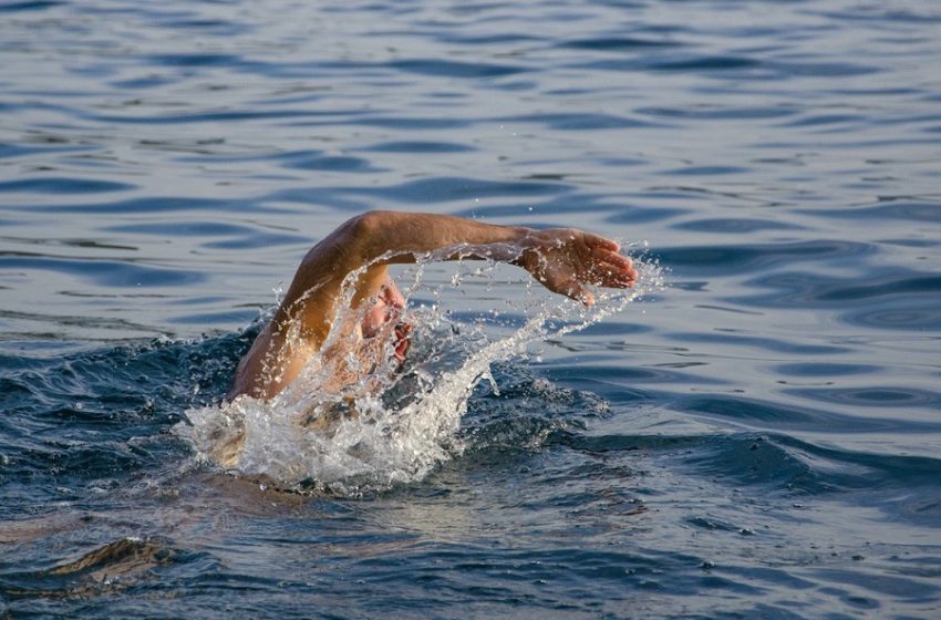  Μεταδίδεται ο ιός στη θάλασσα ή την πισίνα; – Τι λένε οι ειδικοί