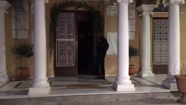  Βίντεο από τις έρευνες της αστυνομίας στο ναό στο Κουκάκι – Άφαντος ο ιερέας που κοινώνησε παράνομα πιστούς (vid)