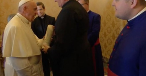  Σάλος με τον πάπα: Σήκωσε ένα μπουκάλι ουίσκι και είπε: “Αυτός είναι ο πραγματικός αγιασμός”