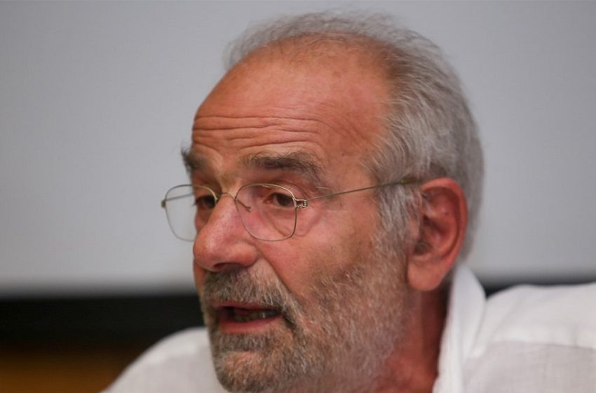  Υπέρ της περιφοράς Επιταφίου με έναν ιερέα ο Αλαβάνος