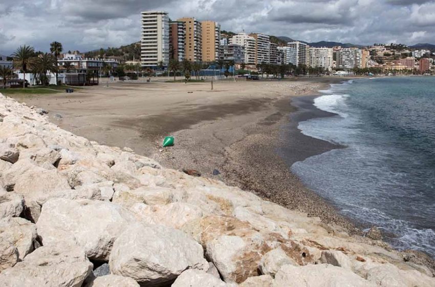  Σάλος στην Ισπανία: Ψέκασαν με χλωρίνη παραλία