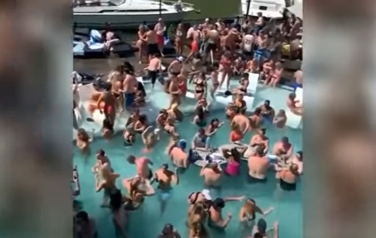  Viral βίντεο: Πάρτι σε πισίνα με εκατοντάδες άτομα ο ένας πάνω στον άλλο
