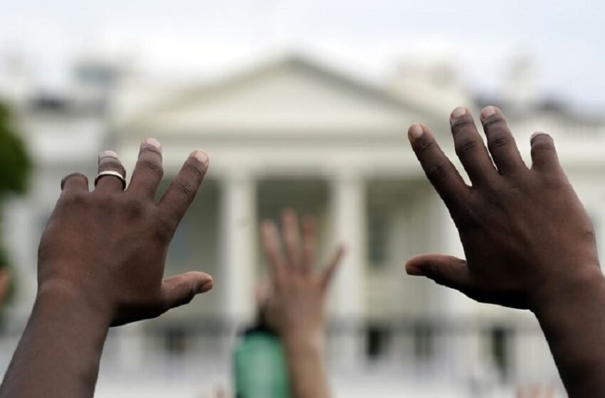  Οργή στις ΗΠΑ: Διαδηλώσεις στις μεγάλες πόλεις – Προσωρινό lockdovn στον Λευκό Οίκο (εικόνες, vid)
