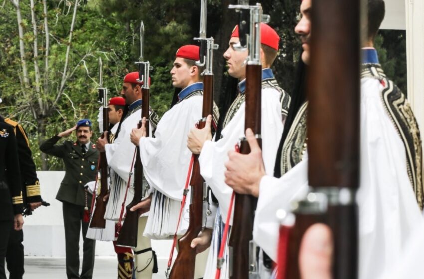  Η Καθημερινή “αδειάζει” τον Κασιμάτη και ζητά συγγνώμη από τους Εύζωνες για τις προσβολές