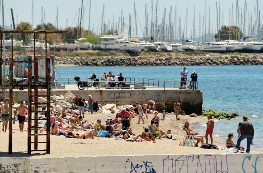  Κοσμοσυρροή στις παραλίες- Έκτακτο μήνυμα επειδή δεν τηρούνται αποστάσεις