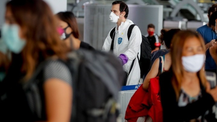  Καμπανάκι από την Επίτροπο Υγείας: Τα ταξίδια αυτό το καλοκαίρι θα συνοδεύονται με κινδύνους από τον ιό