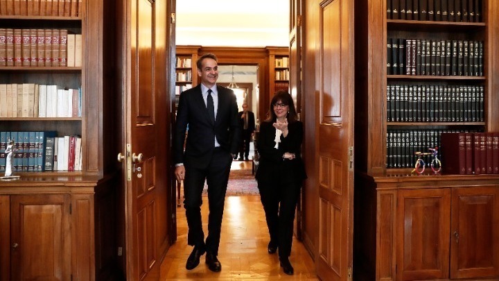  Ο Κυρ. Μητσοτάκης μεταβαίνει στο προεδρικό Μέγαρο για να ενημερώσει την ΠτΔ Κ. Σακελλαροπούλου