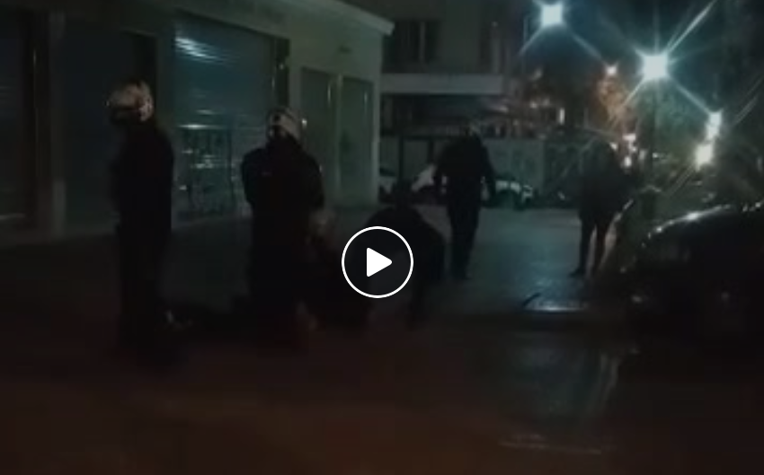  Έφοδος των ΜΑΤ στην πλατεία Αγ. Γεωργίου στην Κυψέλη – Ένταση, συλλήψεις, χημικά (vid)